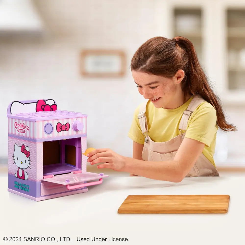 Cookeez Makery Hello Kitty Oven Treatz Toys