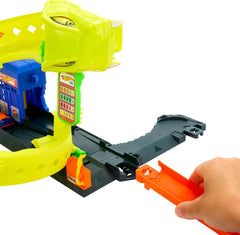 Hot Wheels Snake Strike Attack Action Playset with Vehicle